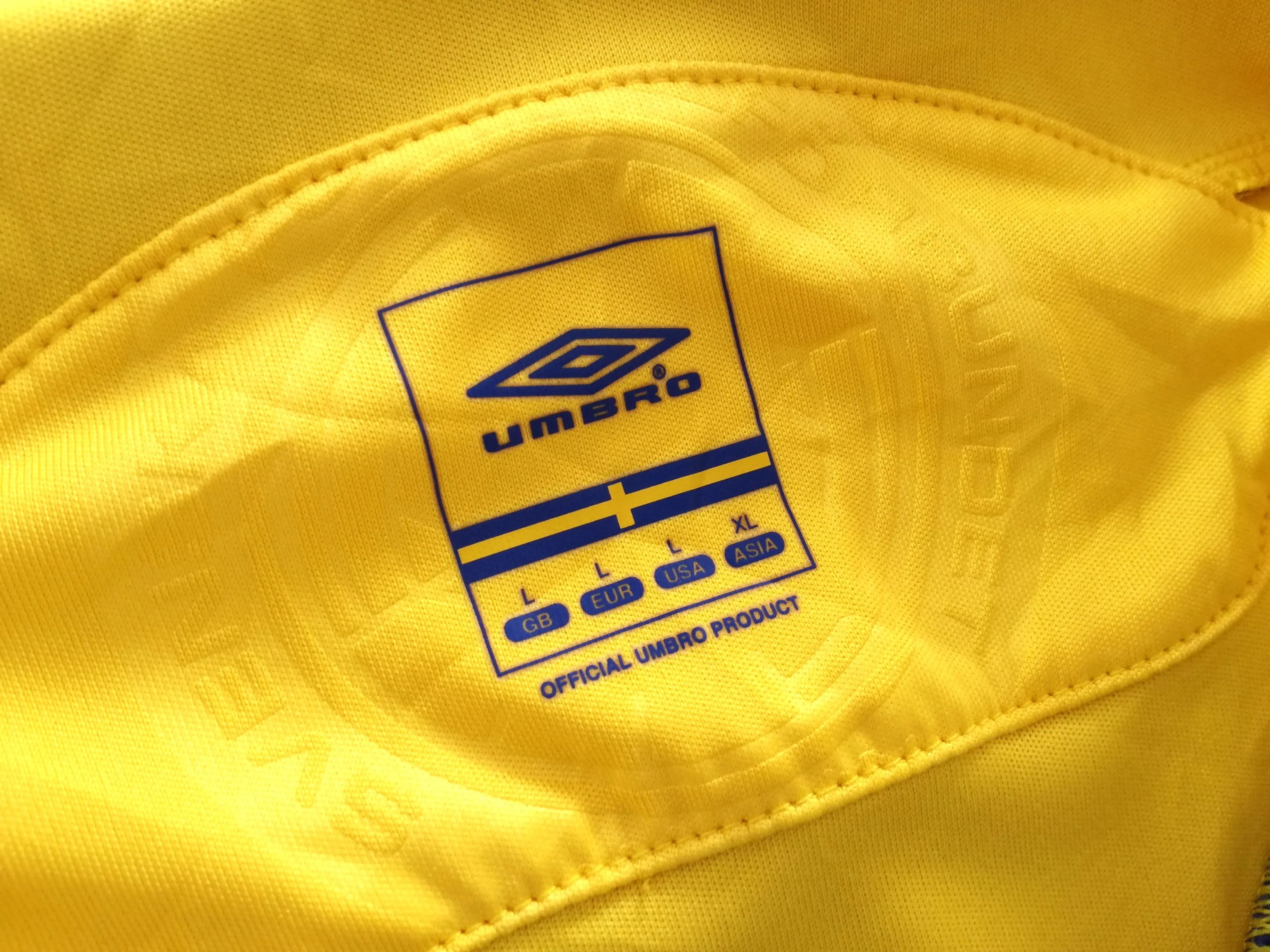 2009/10 Sweden Home Football Shirt (L)