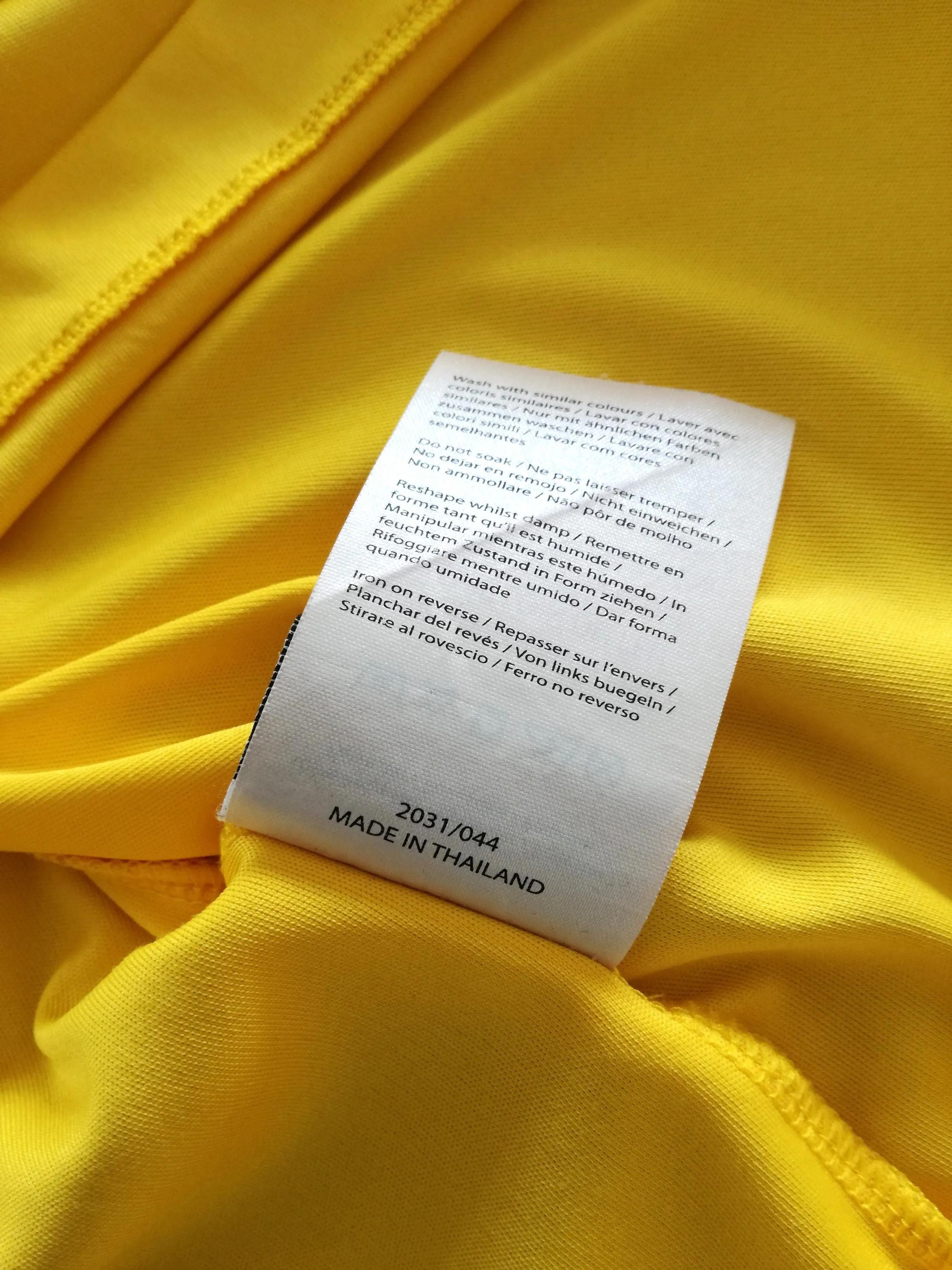 2009/10 Sweden Home Football Shirt (L)