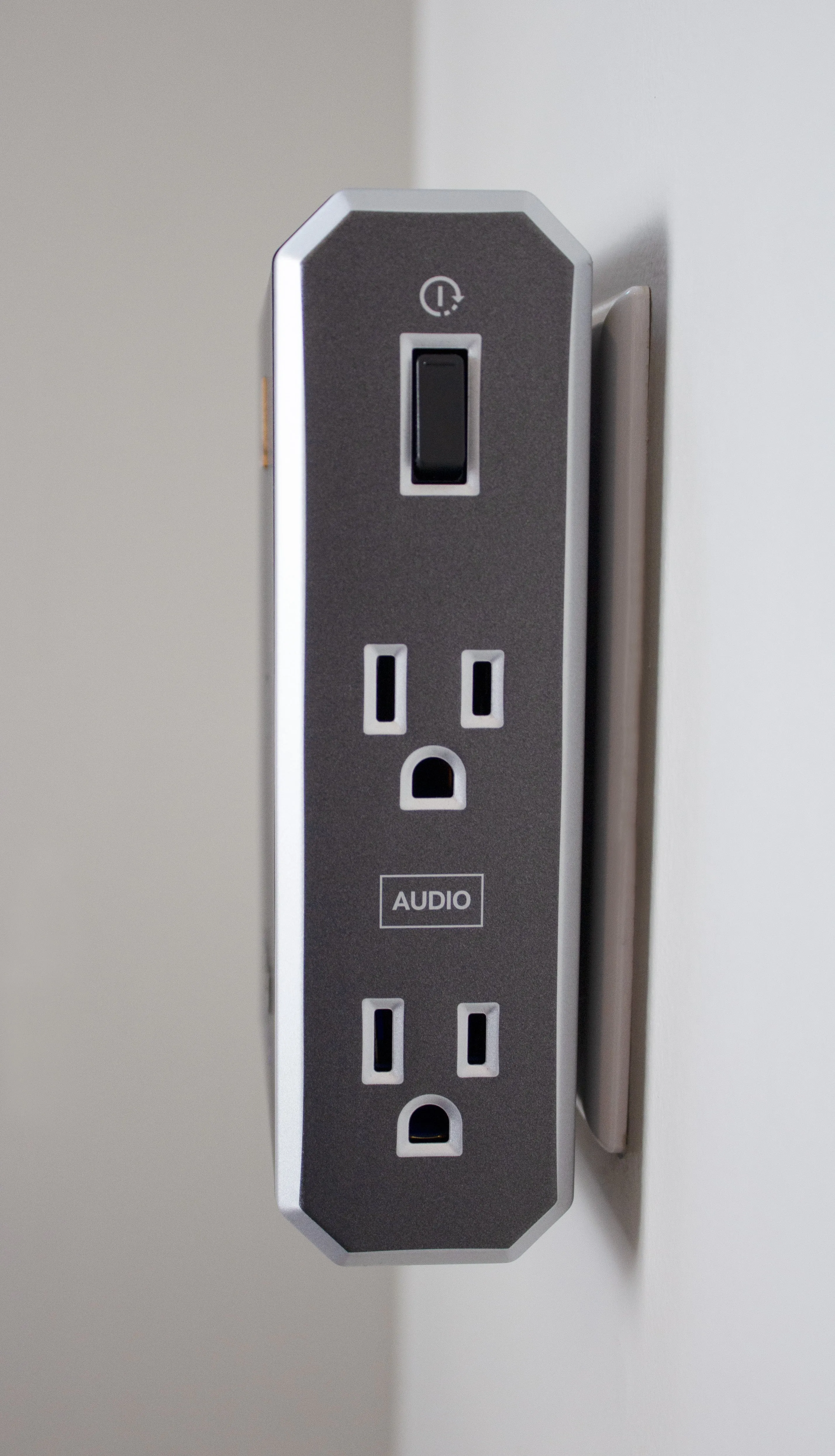Austere Audio VII Series Power 4-Outlet with Omniport USB PD45