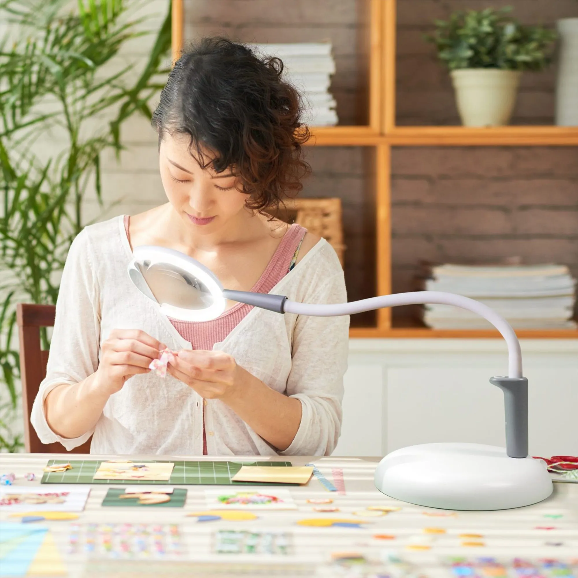 Daylight Company Magnificent Pro – 3-in-1 Magnifying Lamp